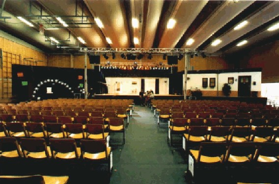 Die Musicalbühne in der Sporthalle